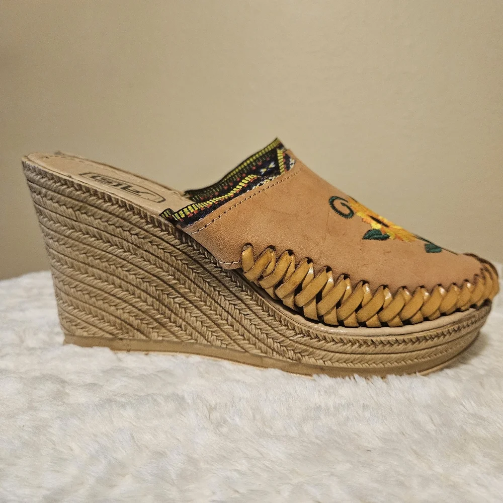 Leather Floral Embroidered Platform Wedge Women's size 6 *ay